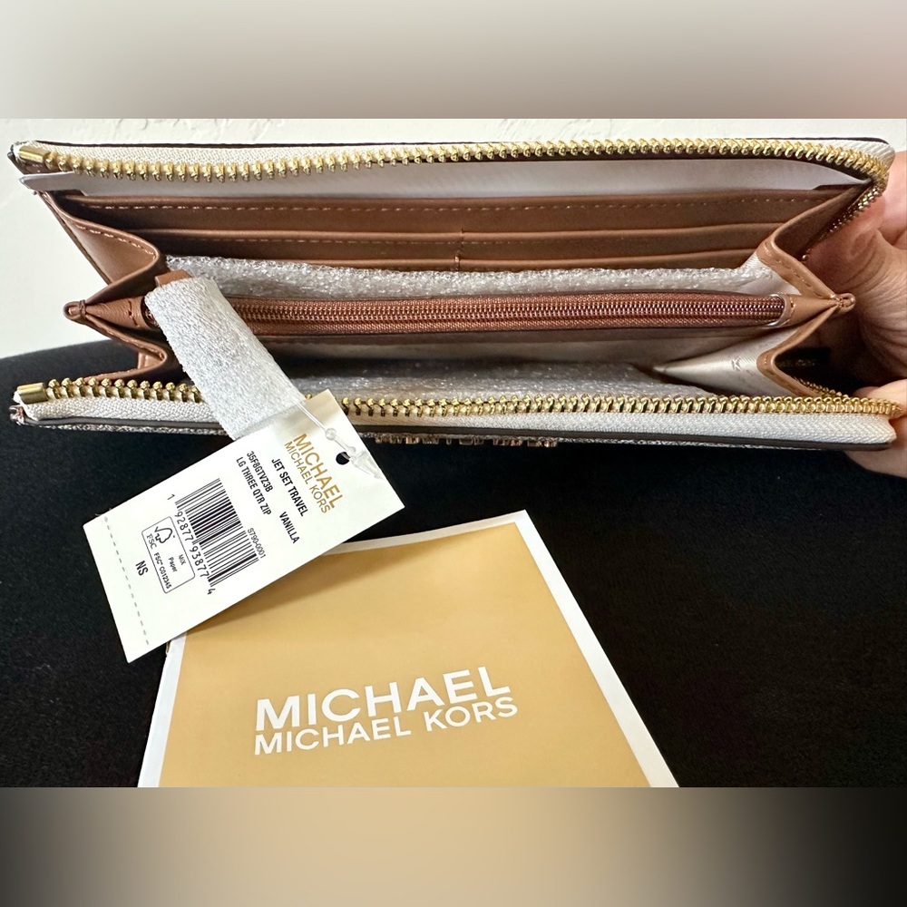 Michael Kors Vanilla Jet Set Travel Wallet - Picture 3 of 4